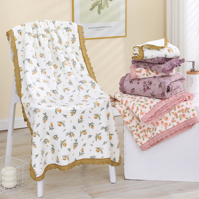 Set of Two Coral Fleece Bath Towels with a Fresh Floral Design, Featuring a Thick, Highly Absorbent Fabric Suitable for Swimming And Bathing, Soft to The Touch, And Quick-Drying with Lace Detailing